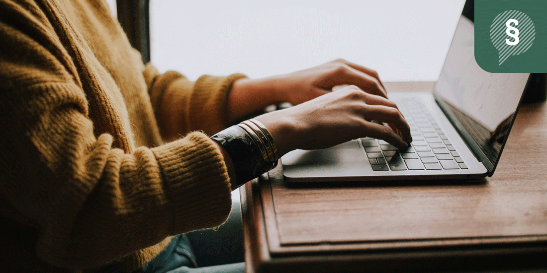 Is snus legal in the UK? Person ordering nicotine pouches online on a laptop